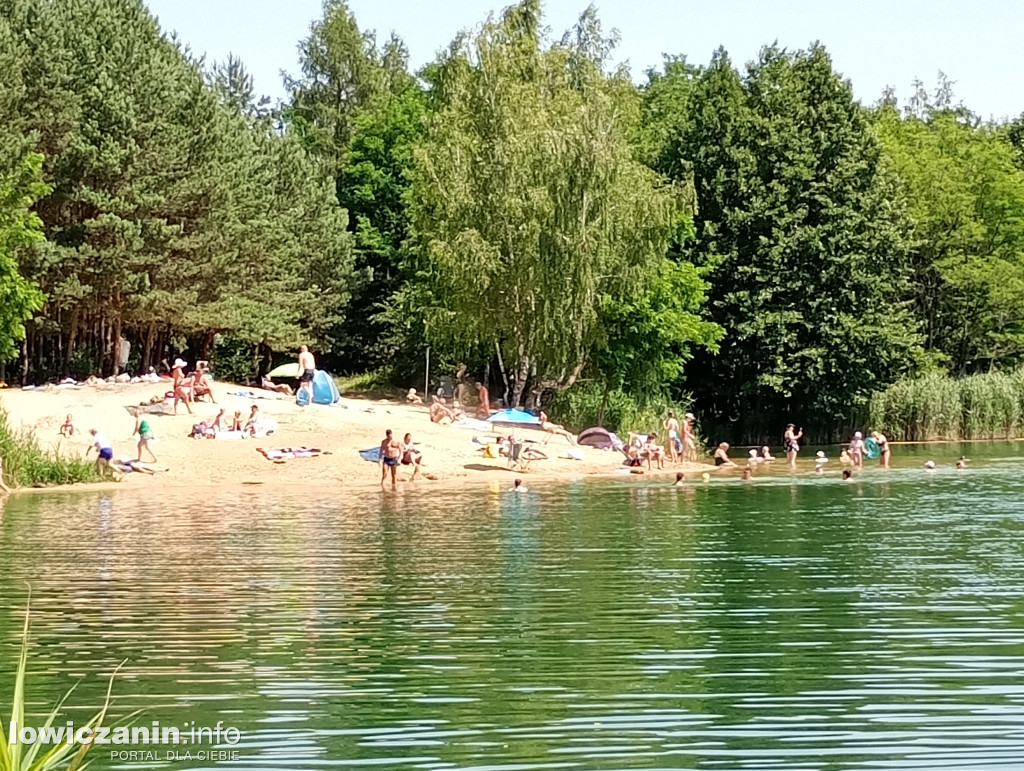 Wiele osób wypoczywa nad wodą w Guźni koło Łowicza