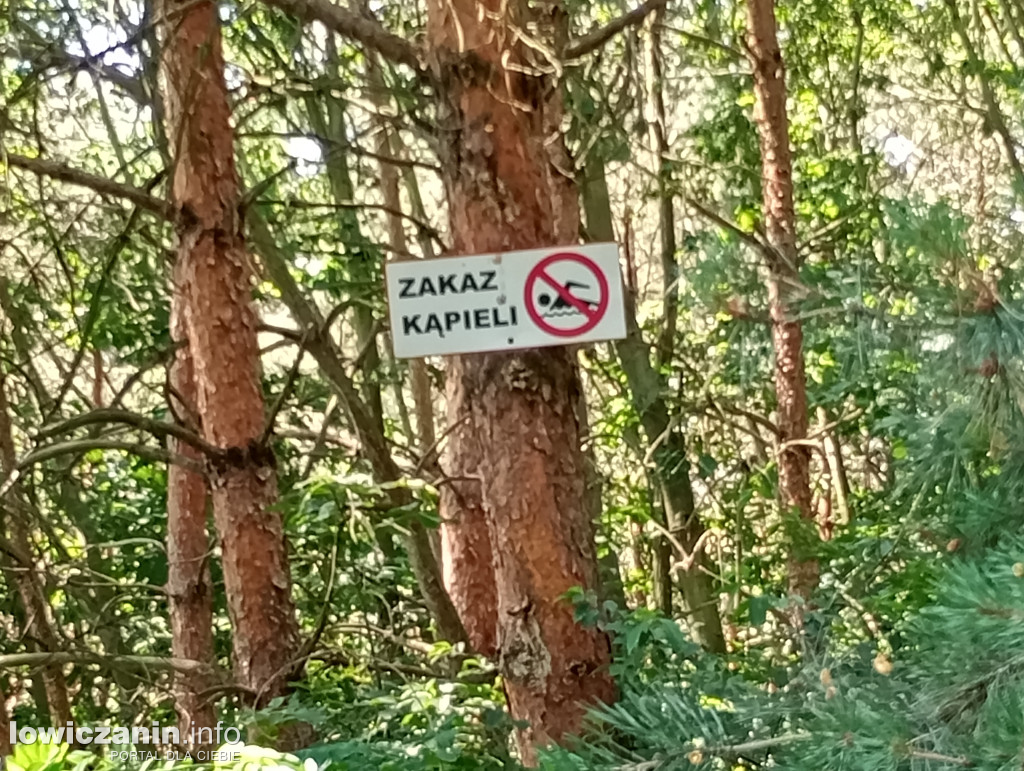 Wiele osób wypoczywa nad wodą w Guźni koło Łowicza