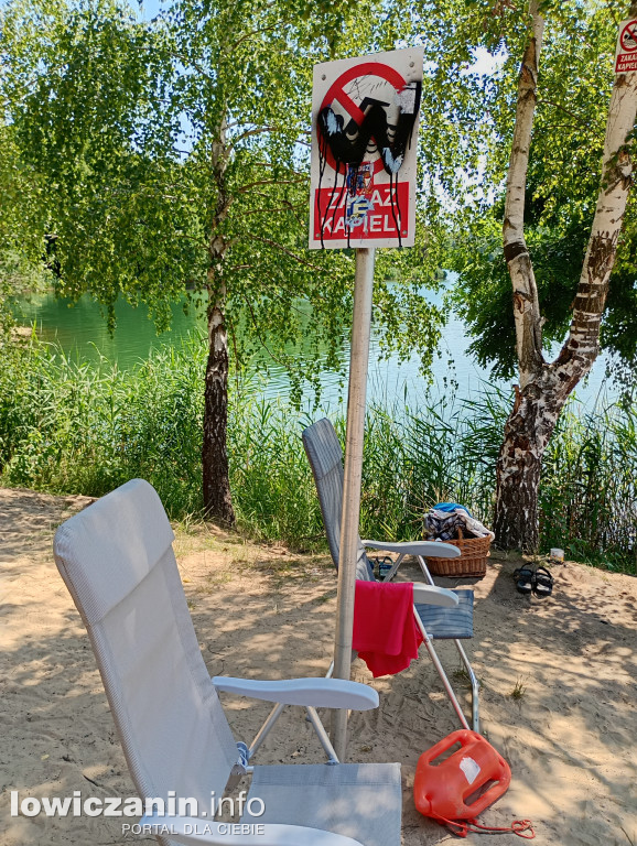 Wiele osób wypoczywa nad wodą w Guźni koło Łowicza