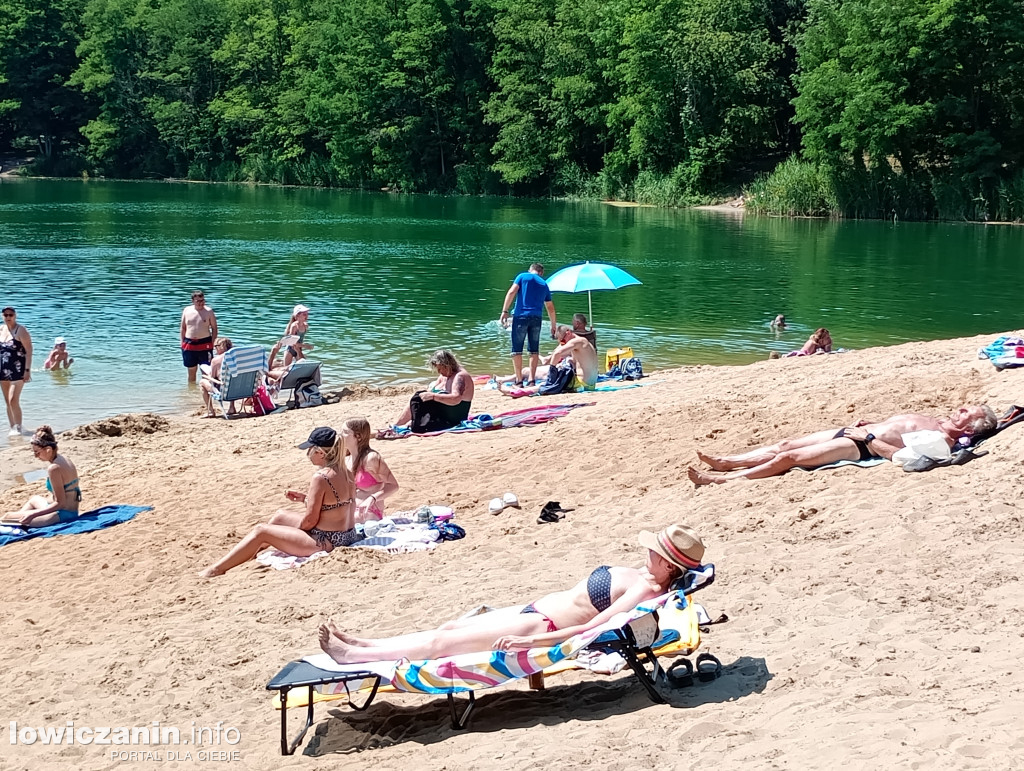Wiele osób wypoczywa nad wodą w Guźni koło Łowicza