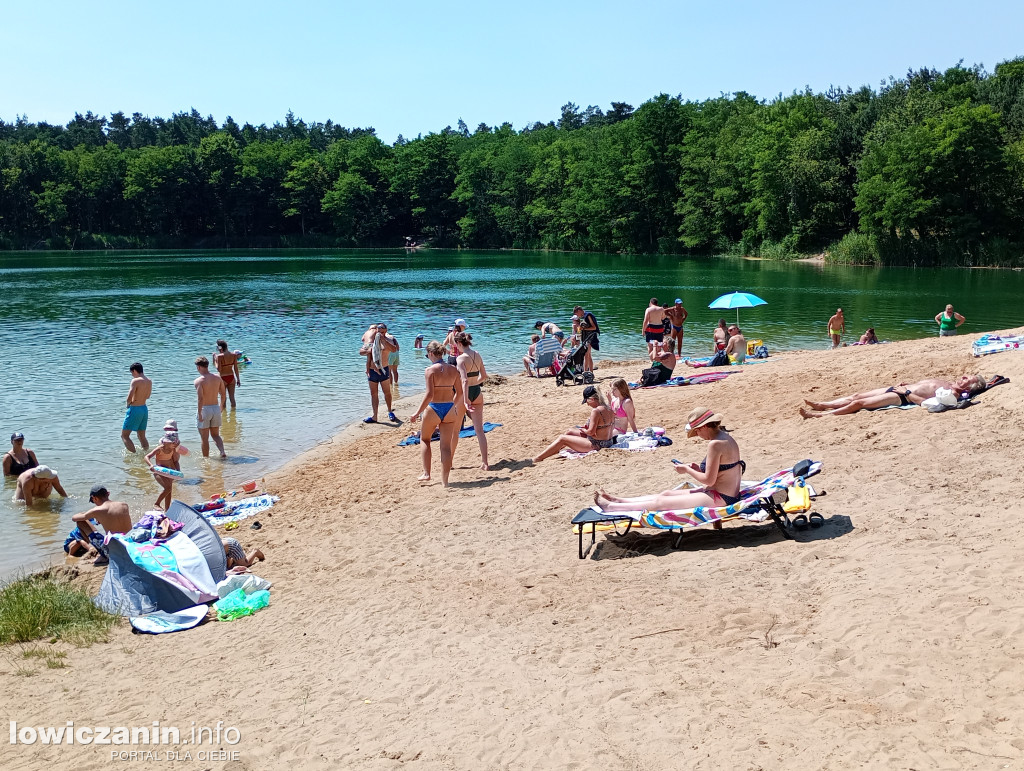 Wiele osób wypoczywa nad wodą w Guźni koło Łowicza