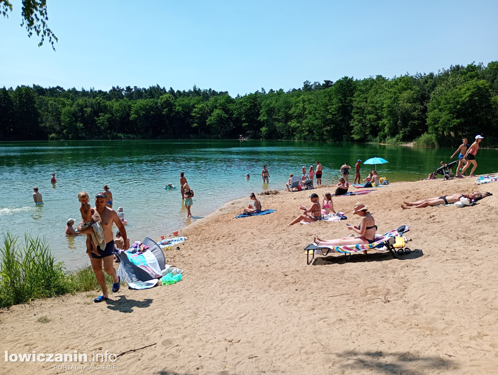Wiele osób wypoczywa nad wodą w Guźni koło Łowicza