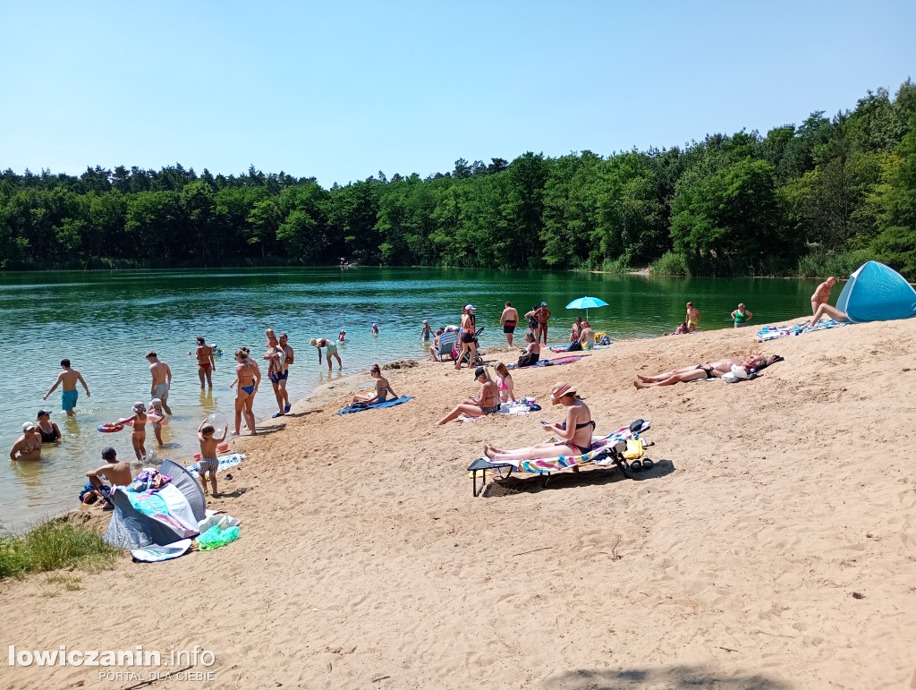 Wiele osób wypoczywa nad wodą w Guźni koło Łowicza