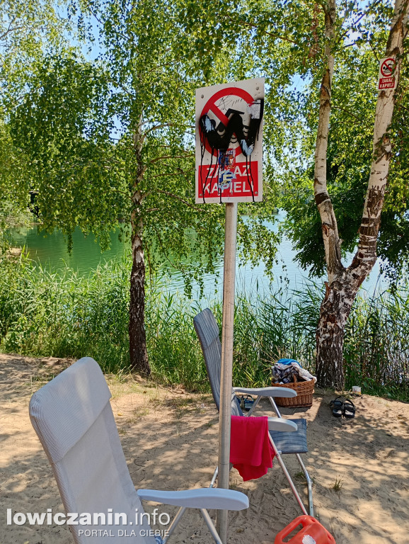 Wiele osób wypoczywa nad wodą w Guźni koło Łowicza