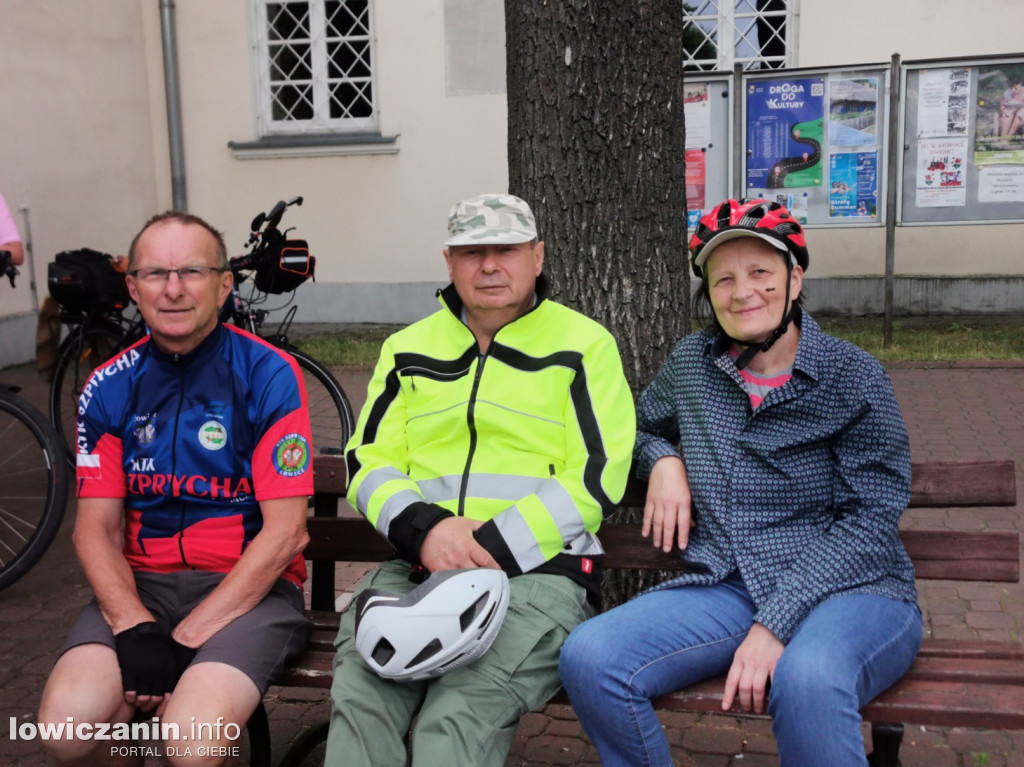 PTTK Szprycha ruszyło śladami Reymonta – rowerowy hołd dla pisarza