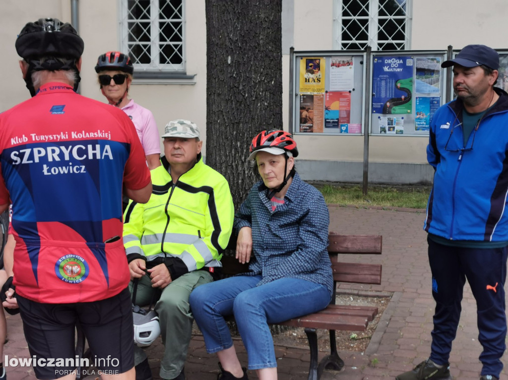 PTTK Szprycha ruszyło śladami Reymonta – rowerowy hołd dla pisarza