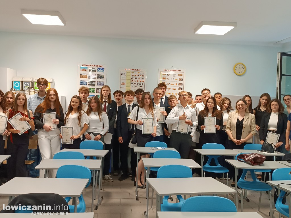 Maturzyści odebrali świadectwa w Pijarskim LO