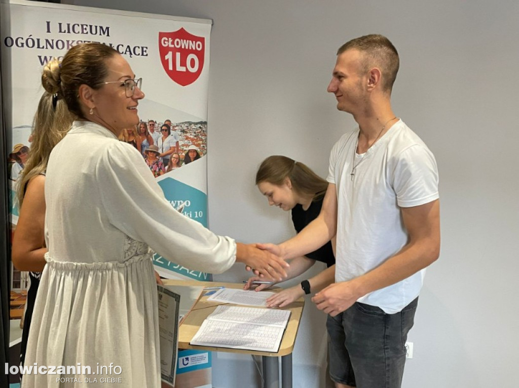 Absolwenci I LO w Głownie odebrali świadectwa dojrzałości