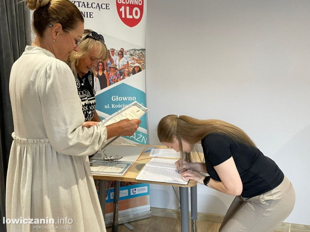 Absolwenci I LO w Głownie odebrali świadectwa dojrzałości