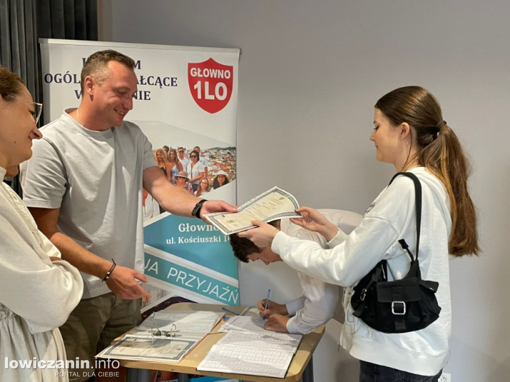 Absolwenci I LO w Głownie odebrali świadectwa dojrzałości