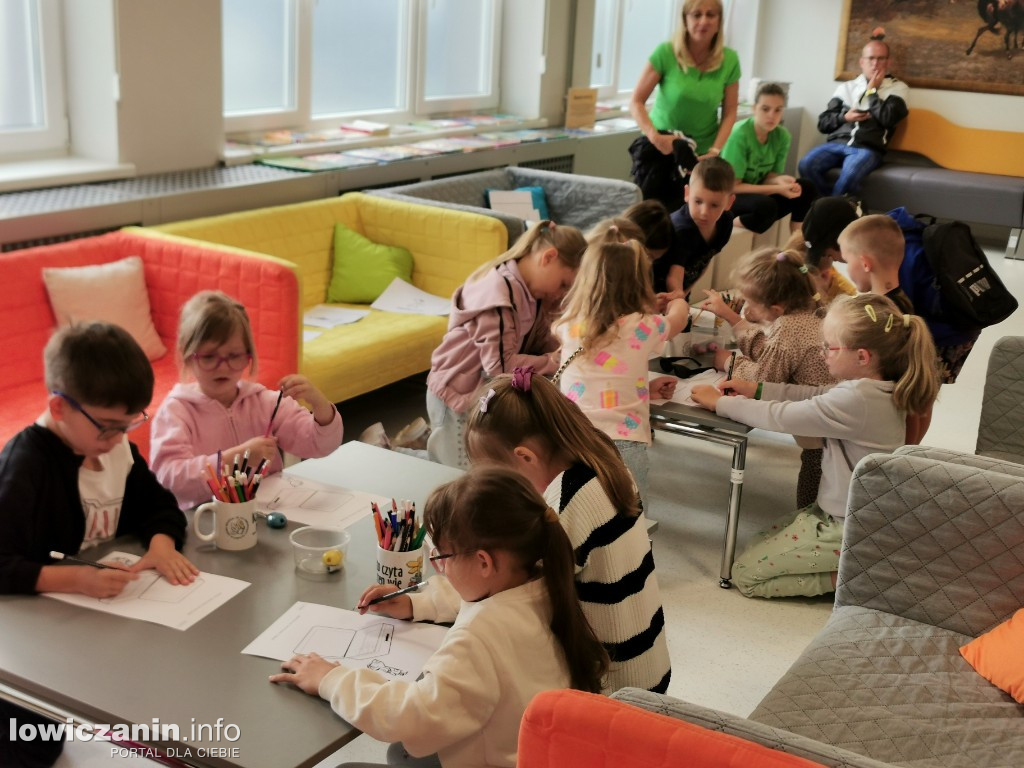 Czytanie w Miejskiej Bibliotece w Łowiczu