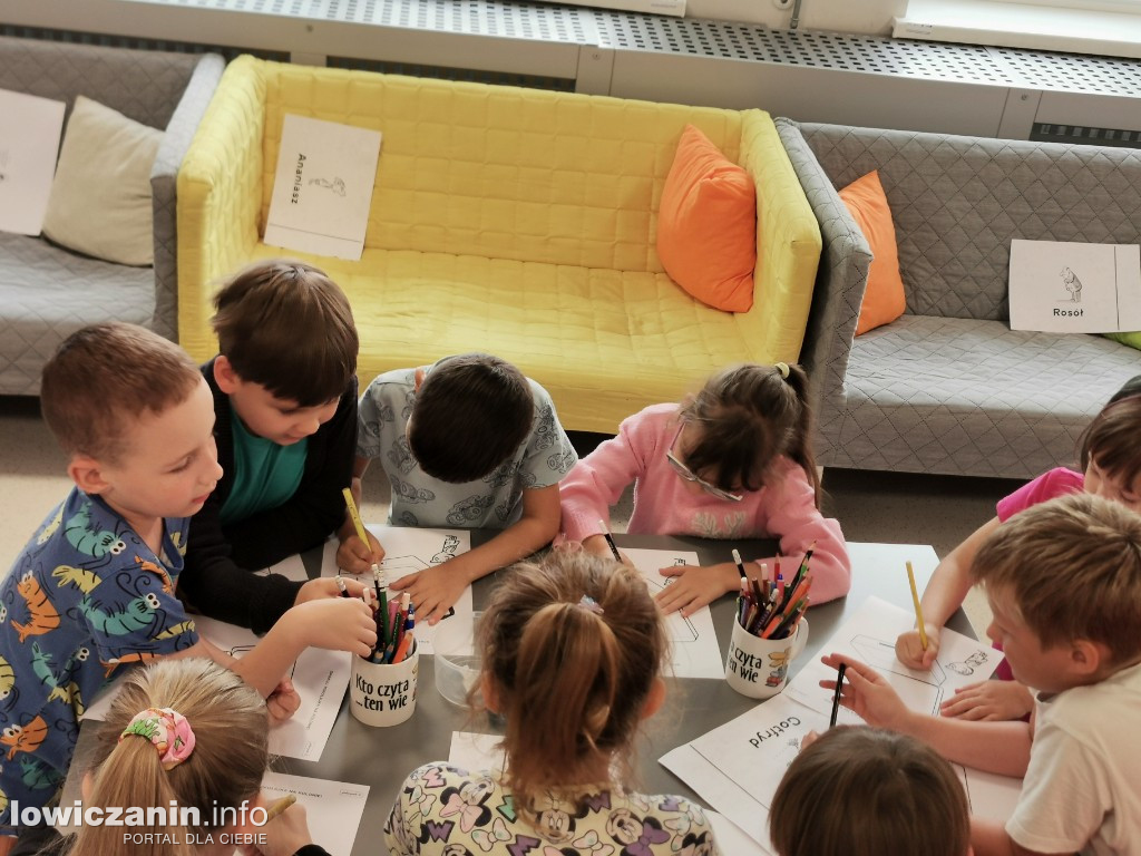 Czytanie w Miejskiej Bibliotece w Łowiczu