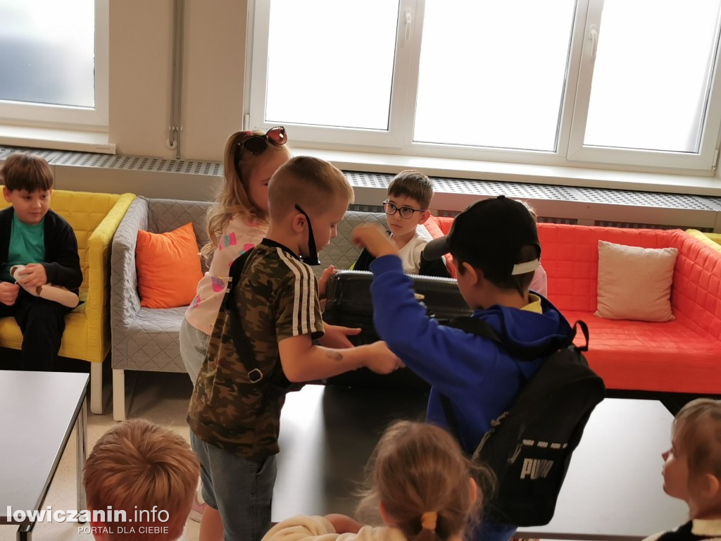 Czytanie w Miejskiej Bibliotece w Łowiczu