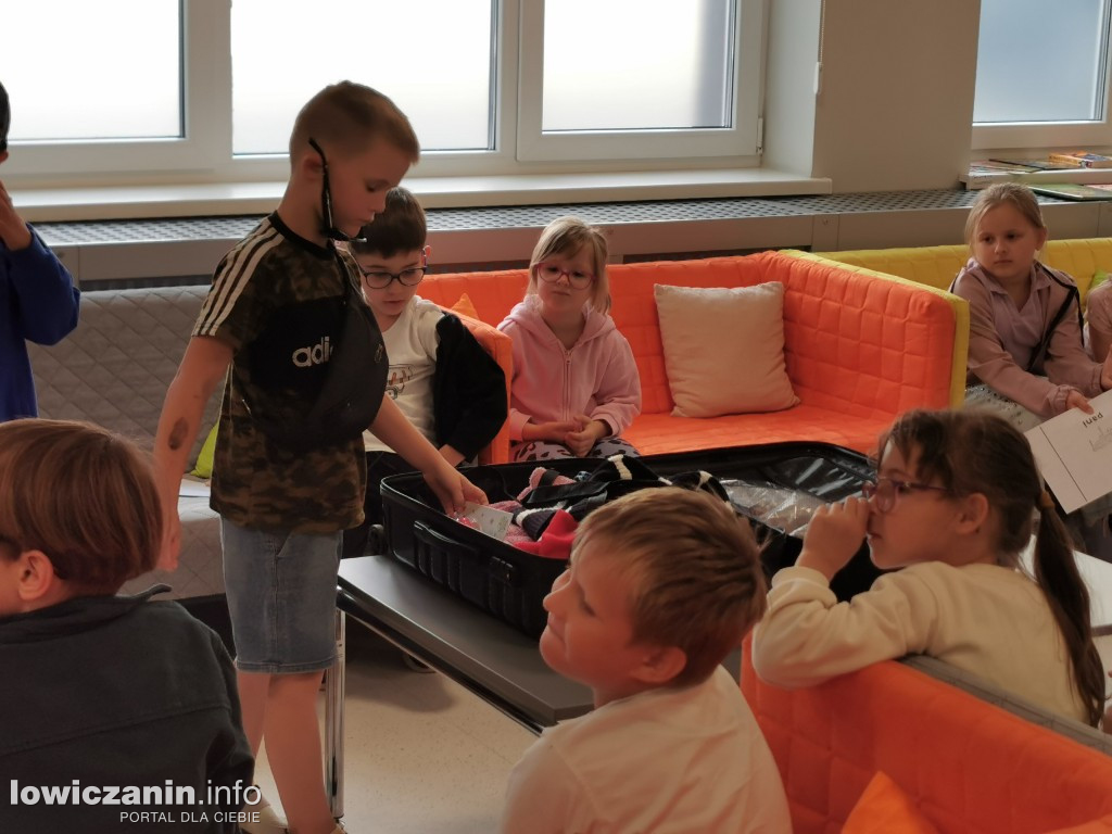Czytanie w Miejskiej Bibliotece w Łowiczu
