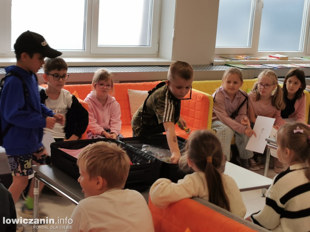 Czytanie w Miejskiej Bibliotece w Łowiczu