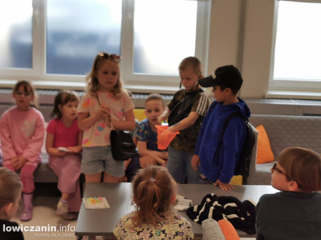 Czytanie w Miejskiej Bibliotece w Łowiczu