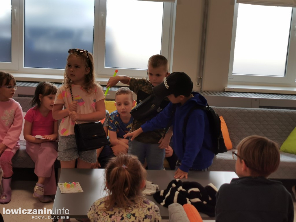 Czytanie w Miejskiej Bibliotece w Łowiczu