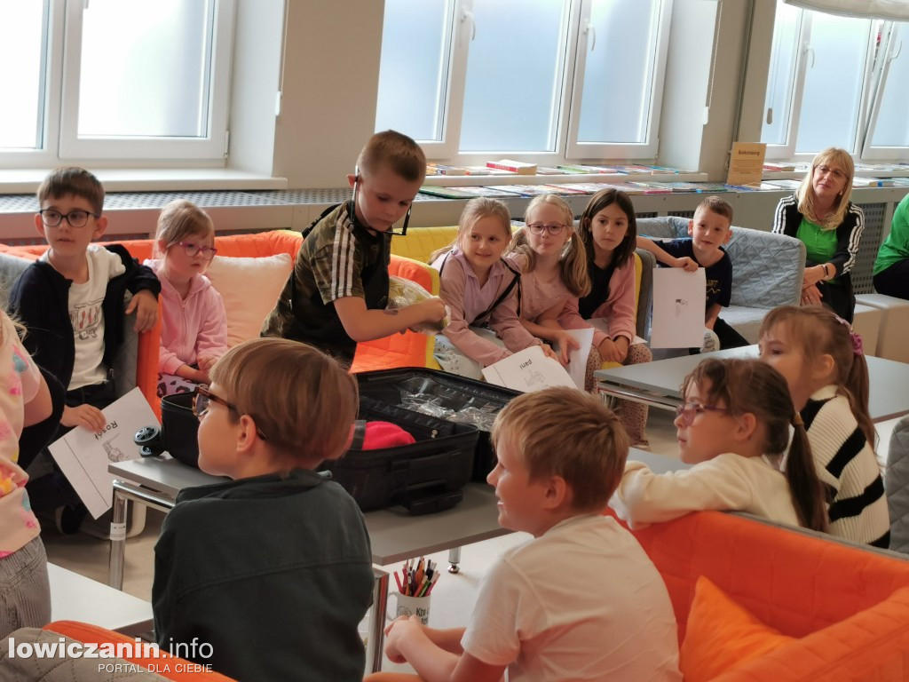 Czytanie w Miejskiej Bibliotece w Łowiczu