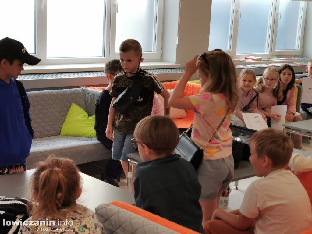 Czytanie w Miejskiej Bibliotece w Łowiczu