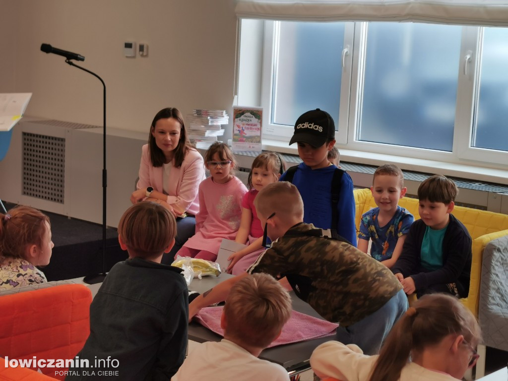 Czytanie w Miejskiej Bibliotece w Łowiczu