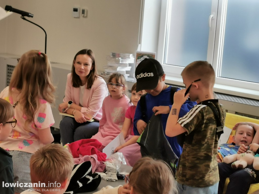 Czytanie w Miejskiej Bibliotece w Łowiczu