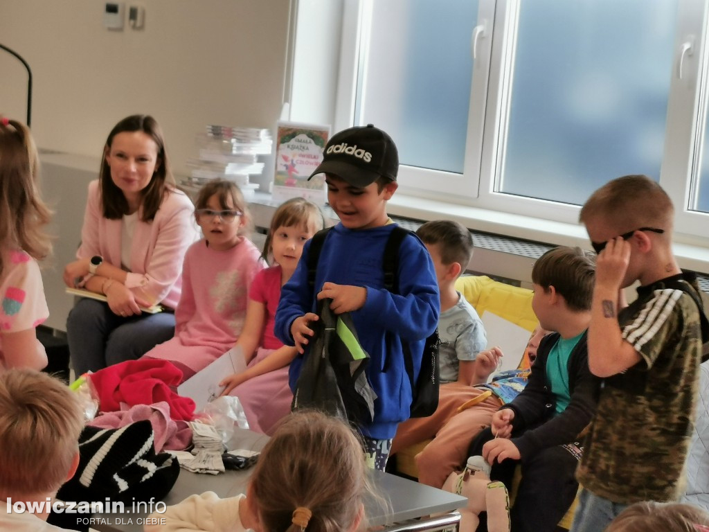 Czytanie w Miejskiej Bibliotece w Łowiczu