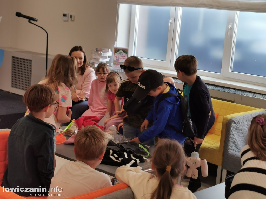 Czytanie w Miejskiej Bibliotece w Łowiczu