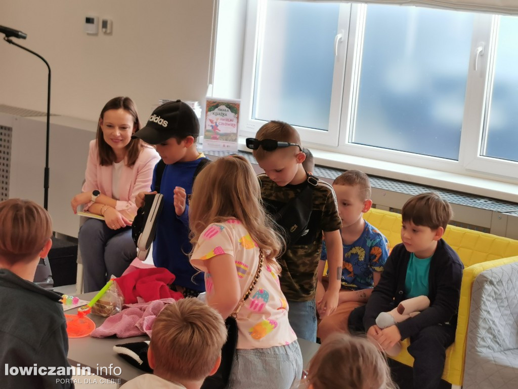 Czytanie w Miejskiej Bibliotece w Łowiczu