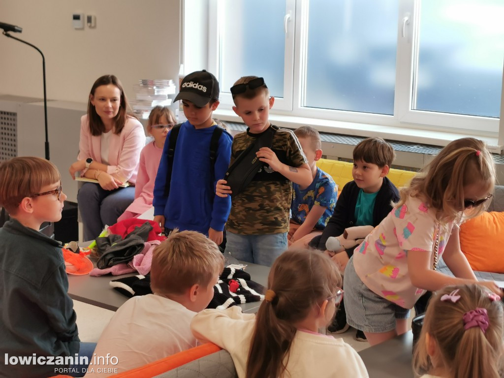 Czytanie w Miejskiej Bibliotece w Łowiczu