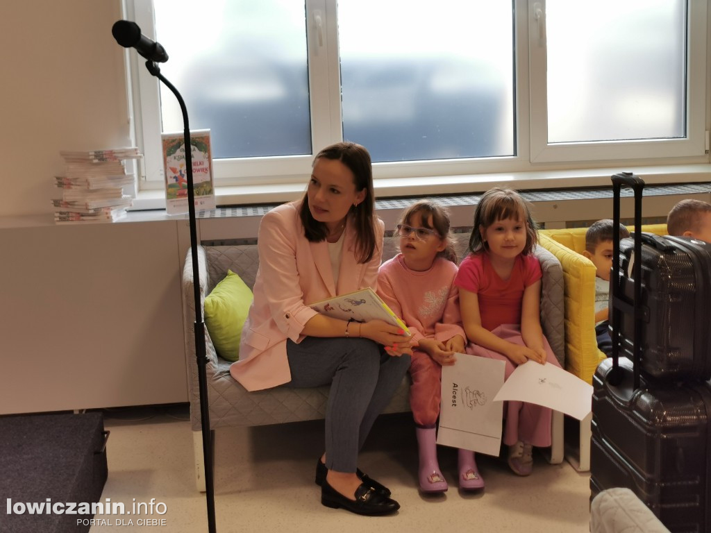 Czytanie w Miejskiej Bibliotece w Łowiczu