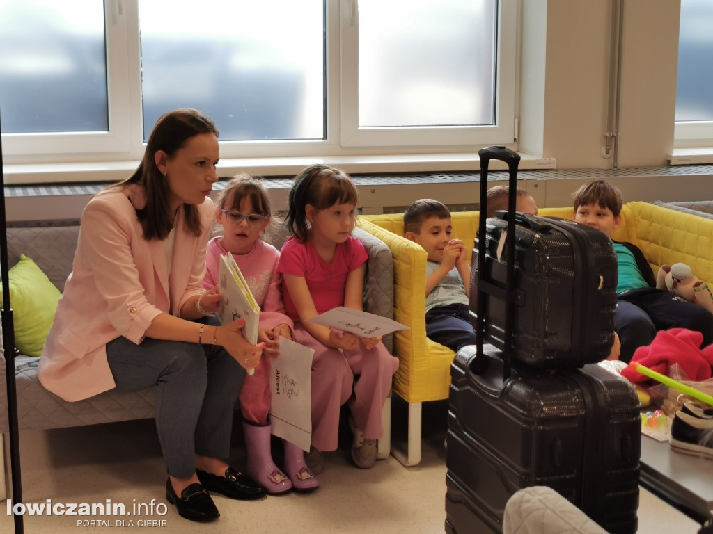 Czytanie w Miejskiej Bibliotece w Łowiczu