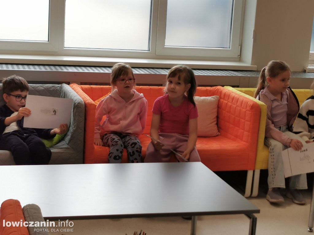Czytanie w Miejskiej Bibliotece w Łowiczu