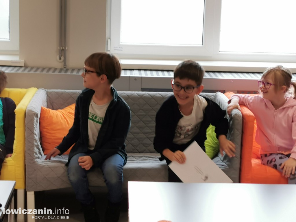 Czytanie w Miejskiej Bibliotece w Łowiczu