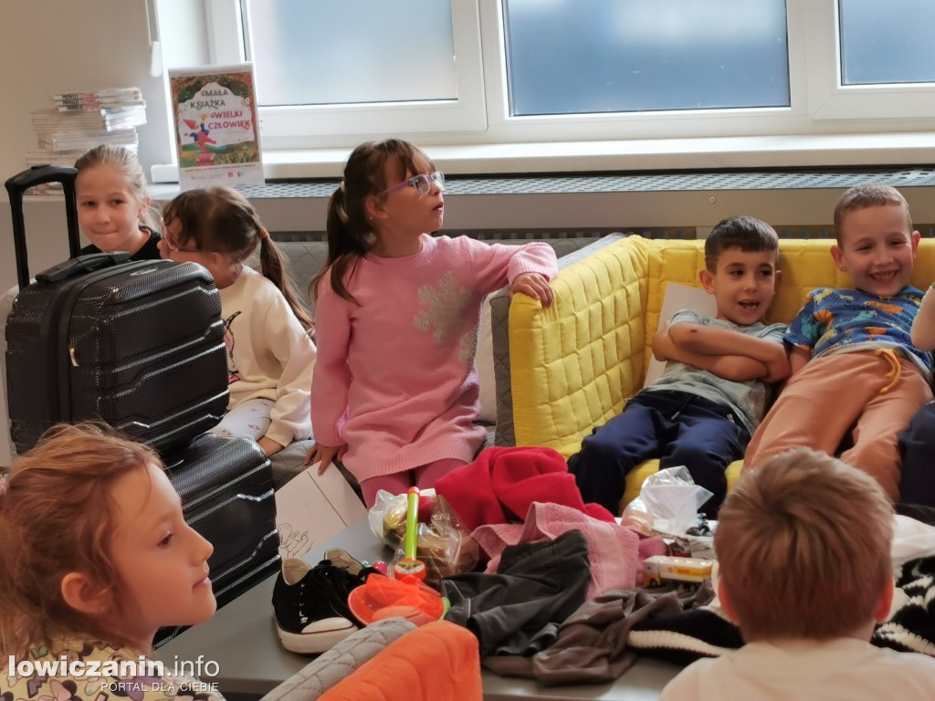 Czytanie w Miejskiej Bibliotece w Łowiczu