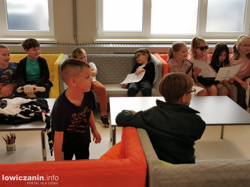 Czytanie w Miejskiej Bibliotece w Łowiczu