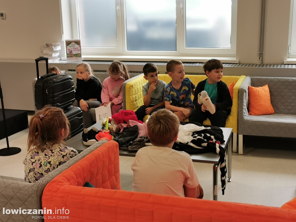 Czytanie w Miejskiej Bibliotece w Łowiczu
