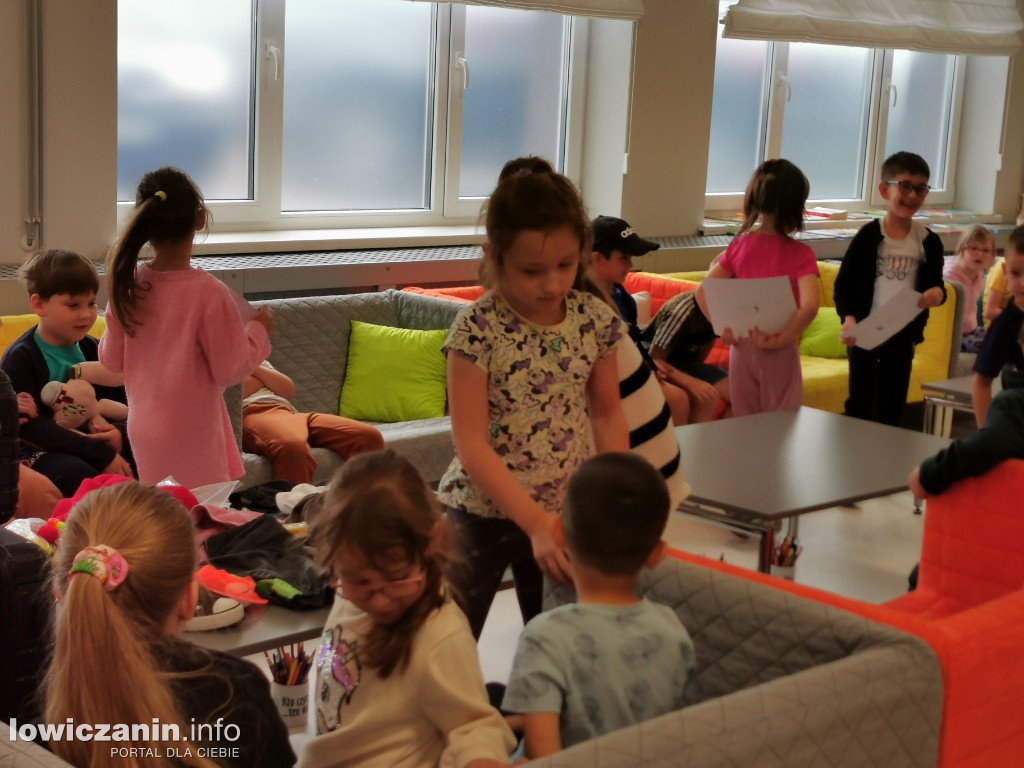 Czytanie w Miejskiej Bibliotece w Łowiczu