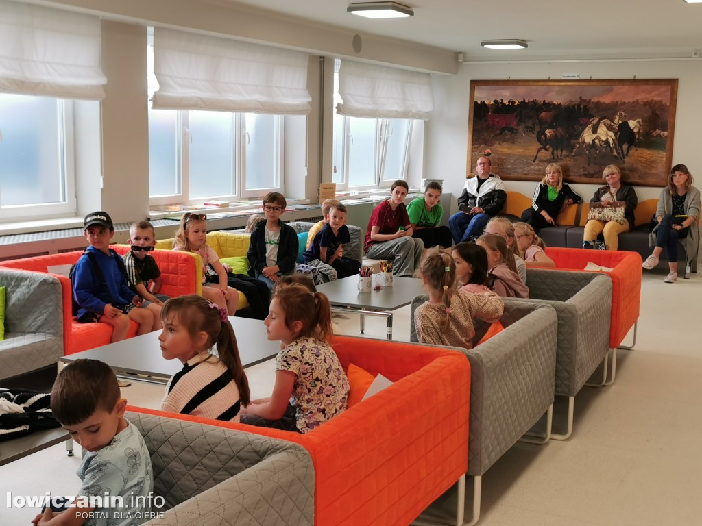Czytanie w Miejskiej Bibliotece w Łowiczu
