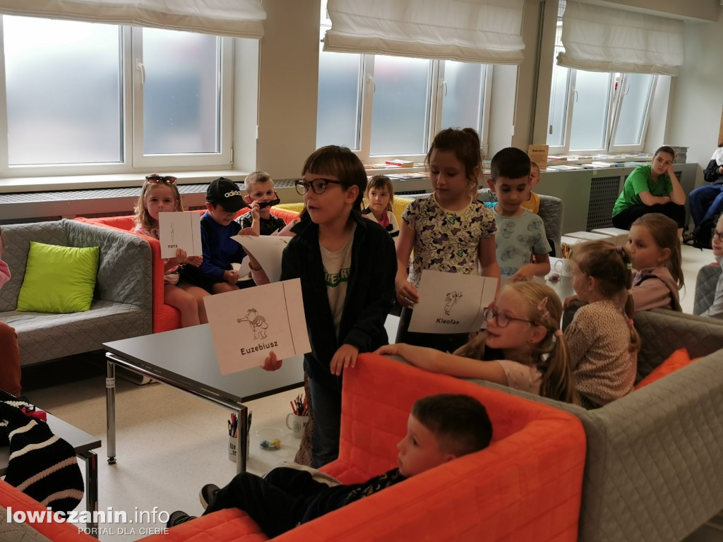 Czytanie w Miejskiej Bibliotece w Łowiczu