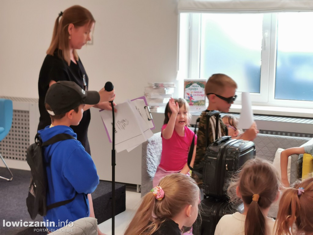 Czytanie w Miejskiej Bibliotece w Łowiczu