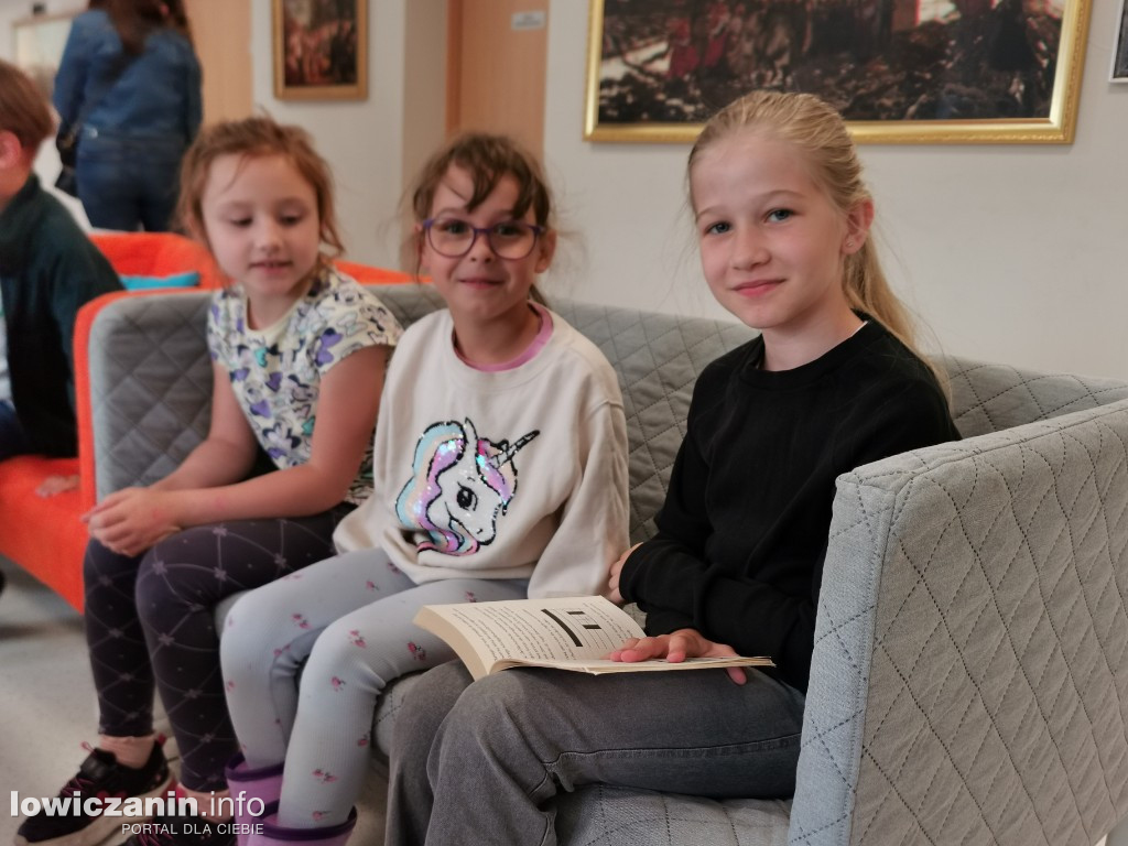 Czytanie w Miejskiej Bibliotece w Łowiczu