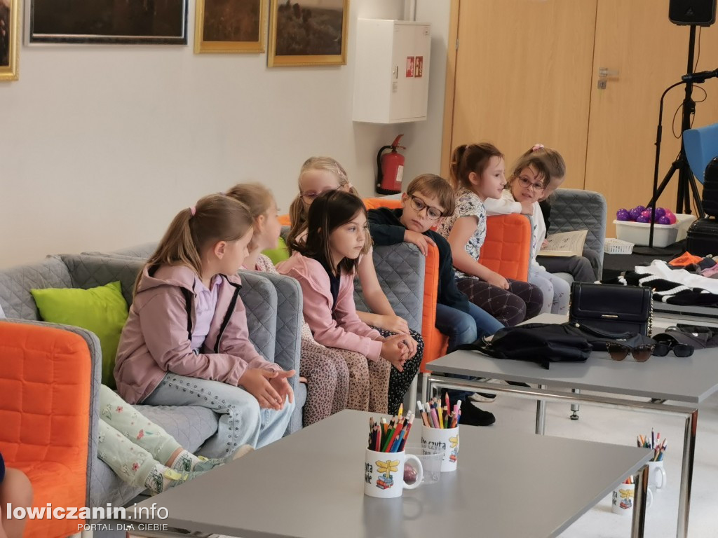 Czytanie w Miejskiej Bibliotece w Łowiczu