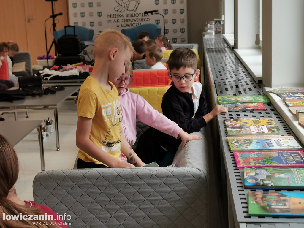 Czytanie w Miejskiej Bibliotece w Łowiczu