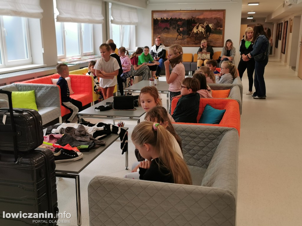 Czytanie w Miejskiej Bibliotece w Łowiczu