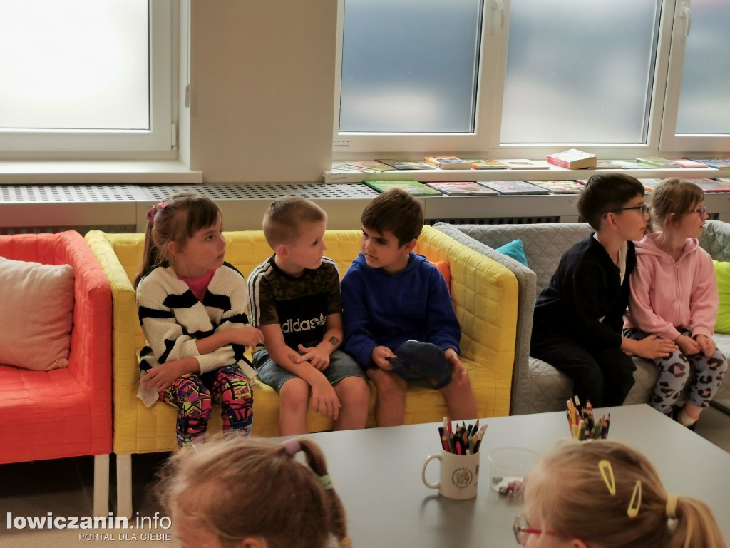 Czytanie w Miejskiej Bibliotece w Łowiczu