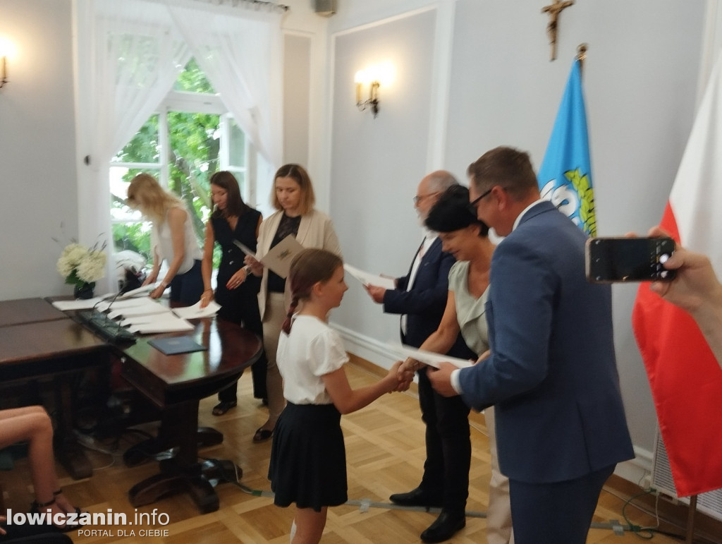 Wręczanie stypendiów naukowych w ratuszu