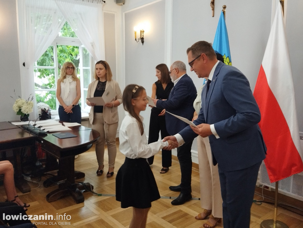 Wręczanie stypendiów naukowych w ratuszu