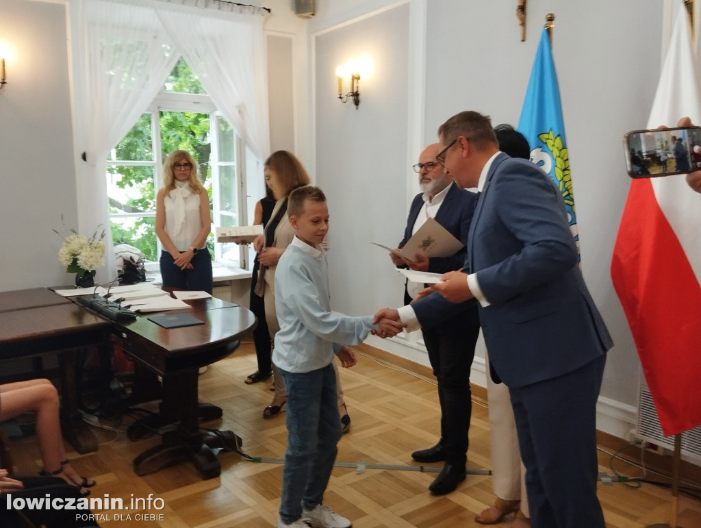 Wręczanie stypendiów naukowych w ratuszu