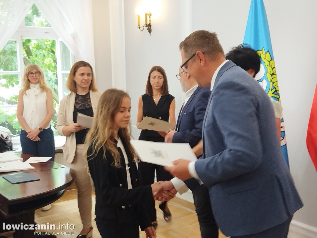 Wręczanie stypendiów naukowych w ratuszu