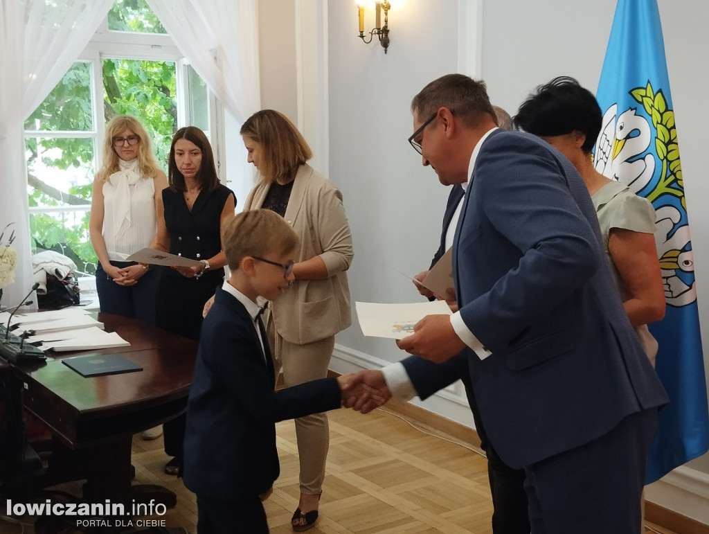 Wręczanie stypendiów naukowych w ratuszu